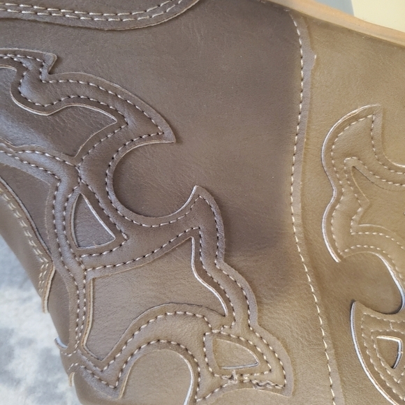 Fashion boots.  Cowgirl high heel. Clogs ankle boots. NWOT. Embroidery sz43 - Picture 8 of 9